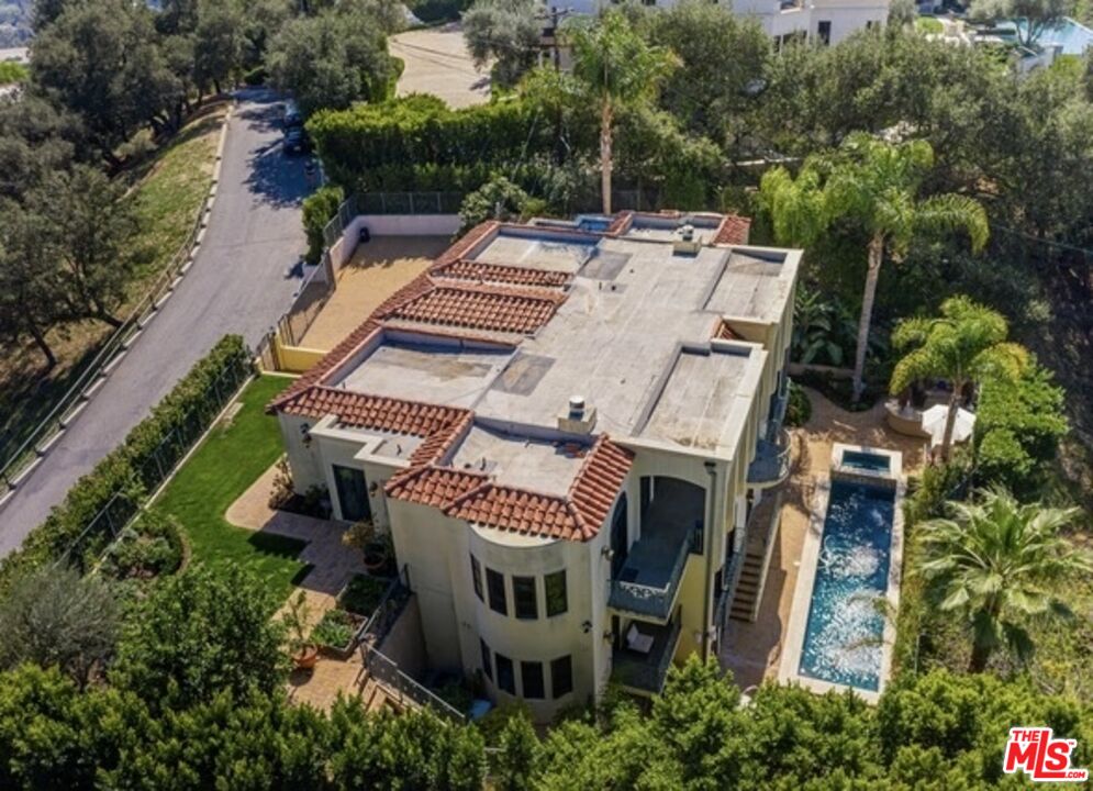 3110 Benedict Canyon Dr