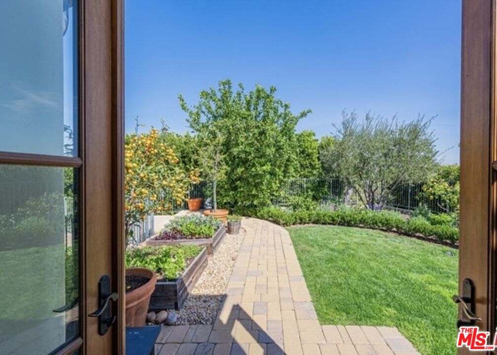 3110 Benedict Canyon Dr