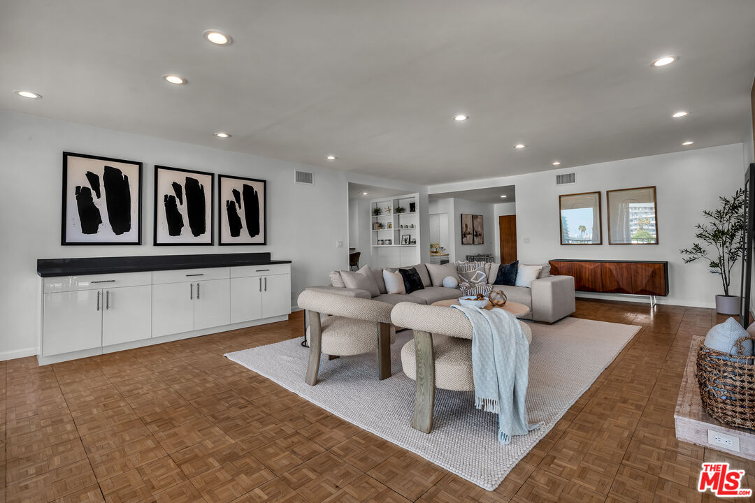 339 N Palm Dr Unit: 504