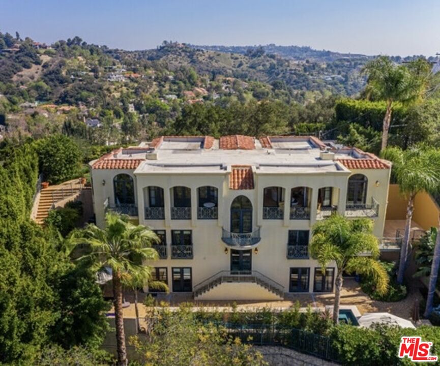 3110 Benedict Canyon Dr