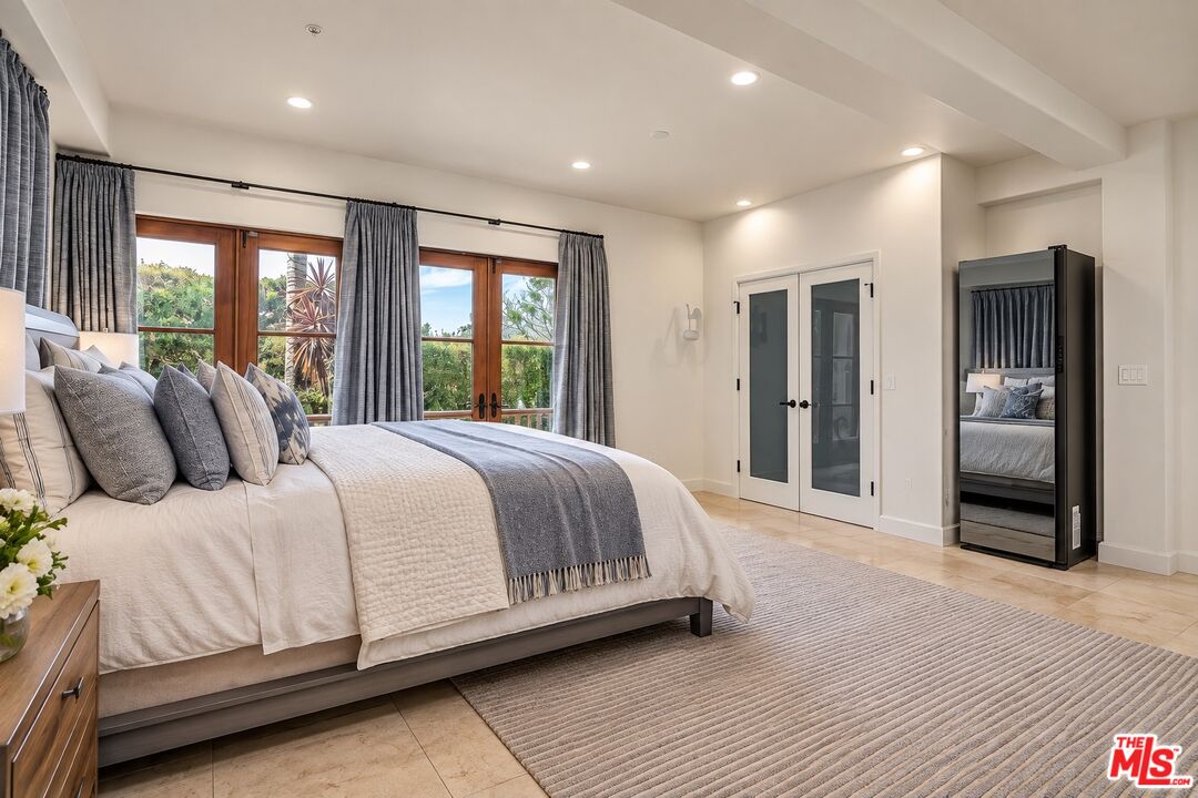 3110 Benedict Canyon Dr