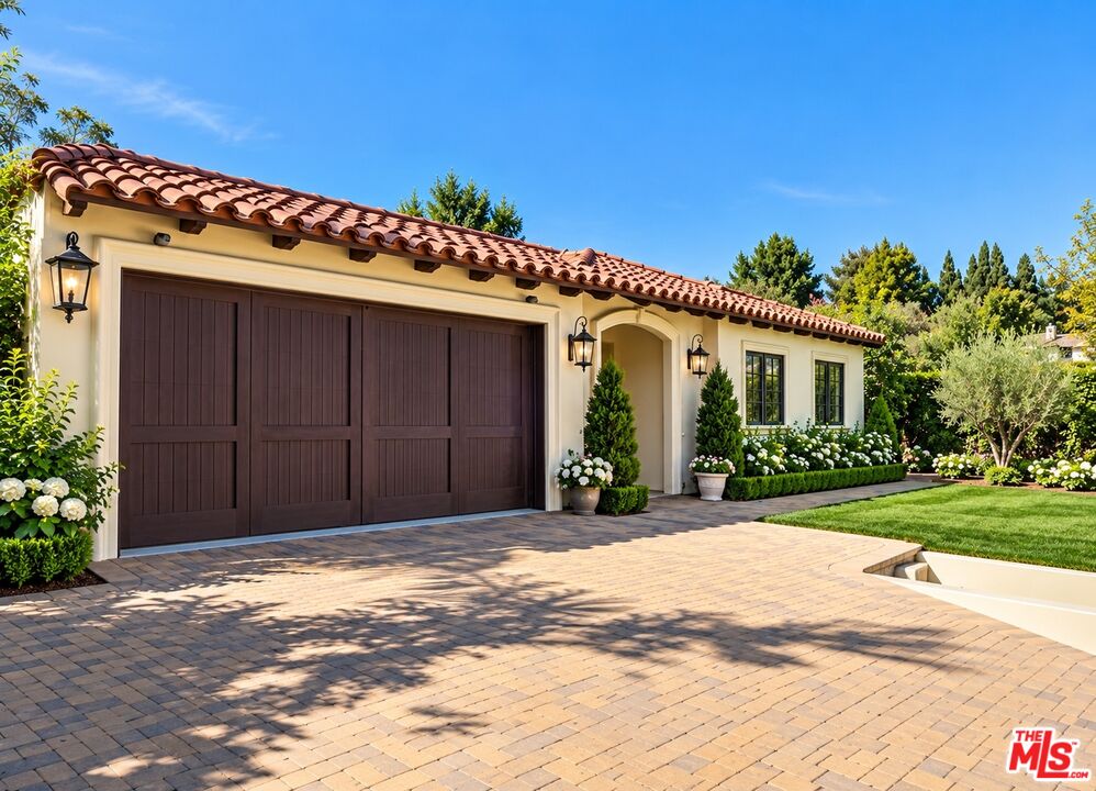 3110 Benedict Canyon Dr