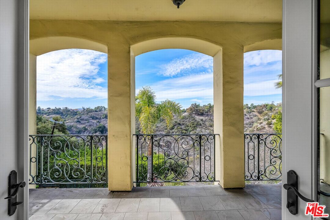 3110 Benedict Canyon Dr