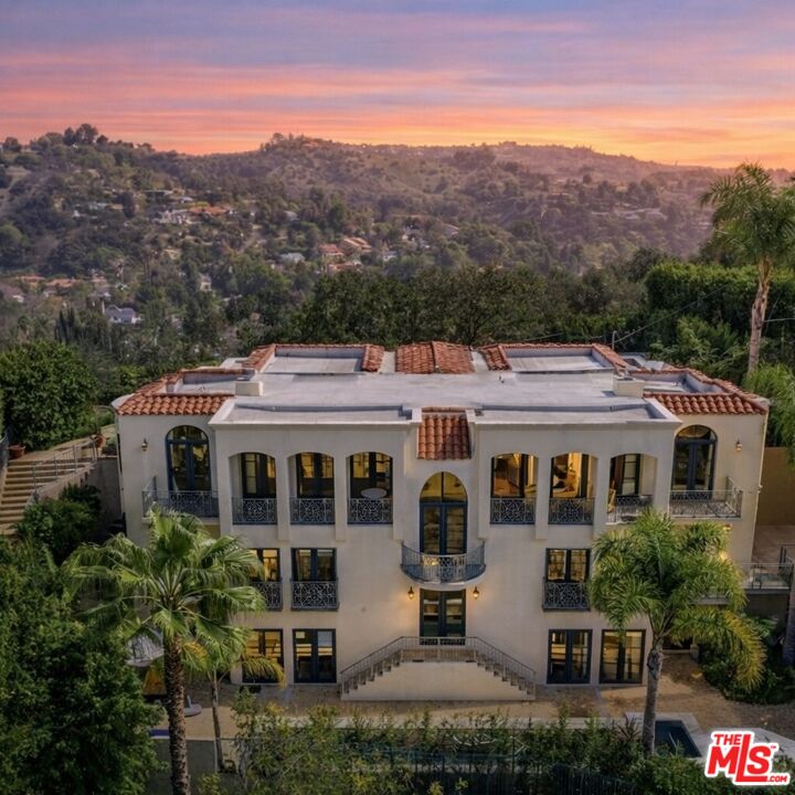 3110 Benedict Canyon Dr