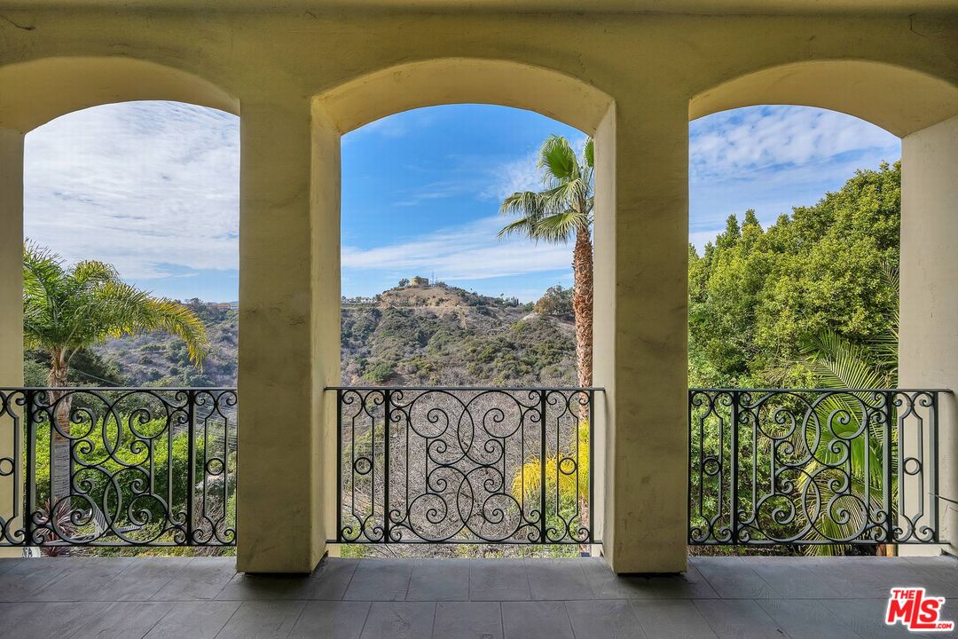 3110 Benedict Canyon Dr