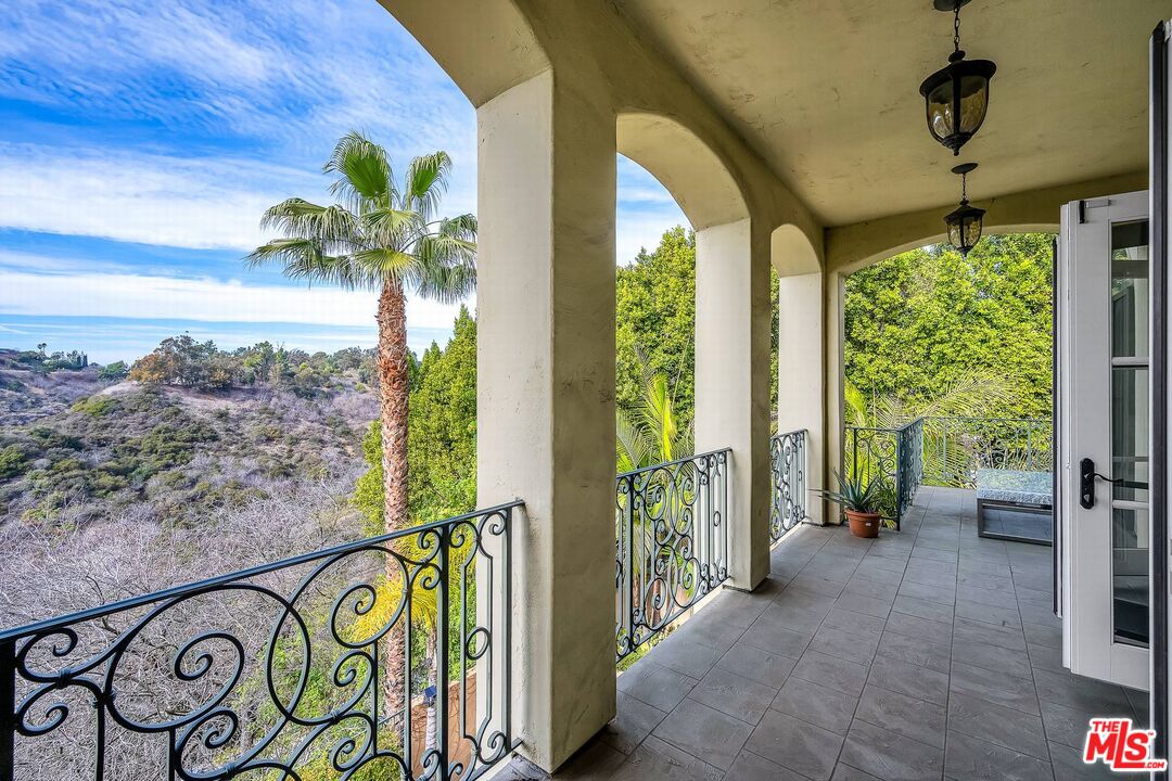 3110 Benedict Canyon Dr