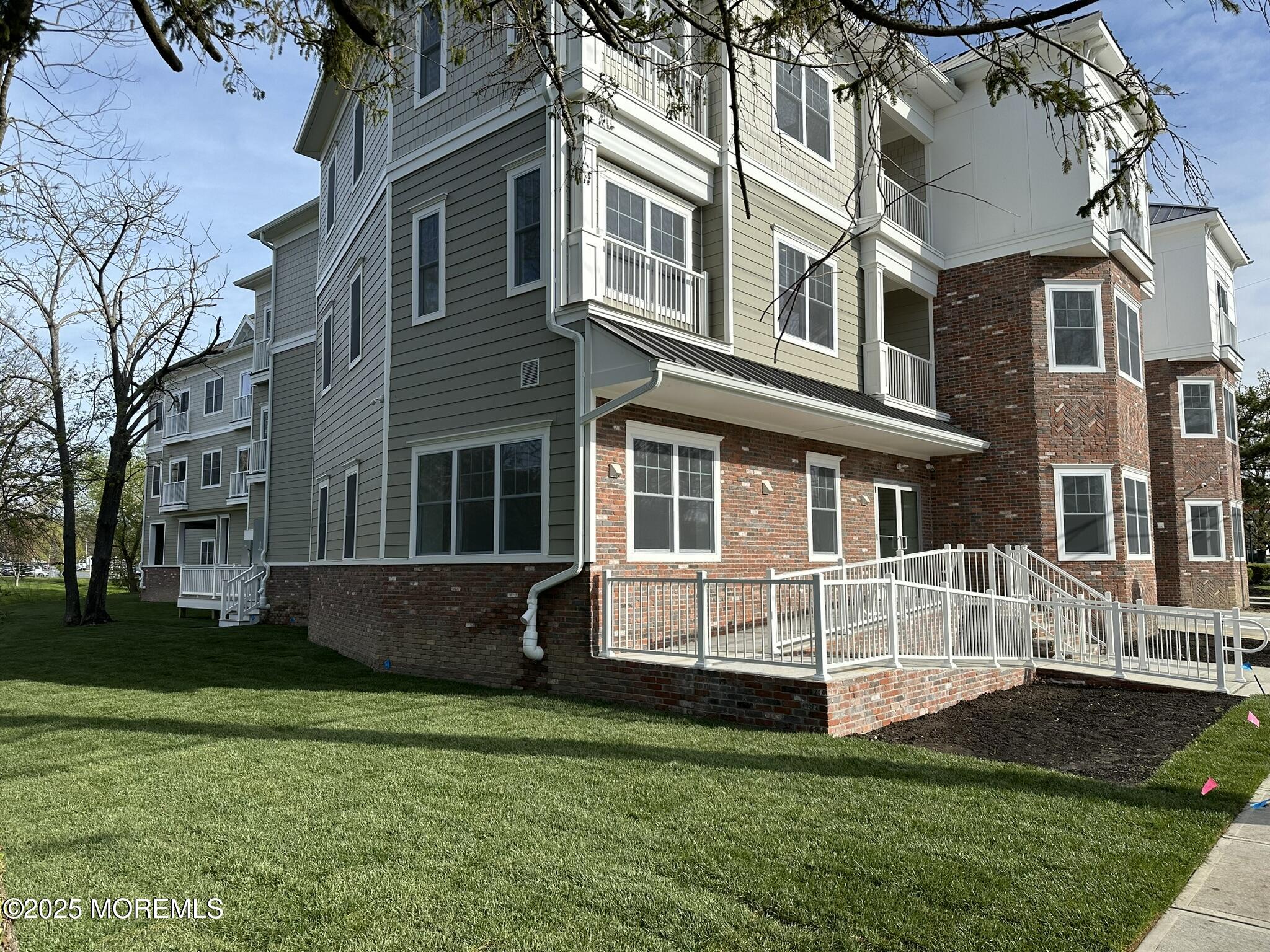 33 Union Avenue, 206