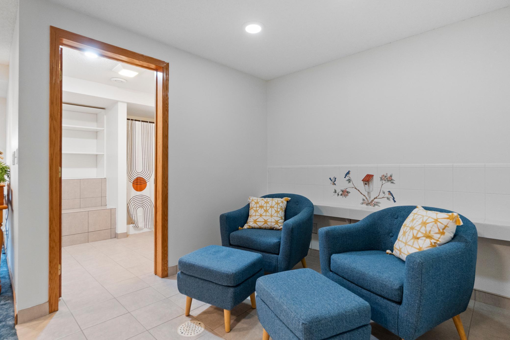 360 Karens Way NW
