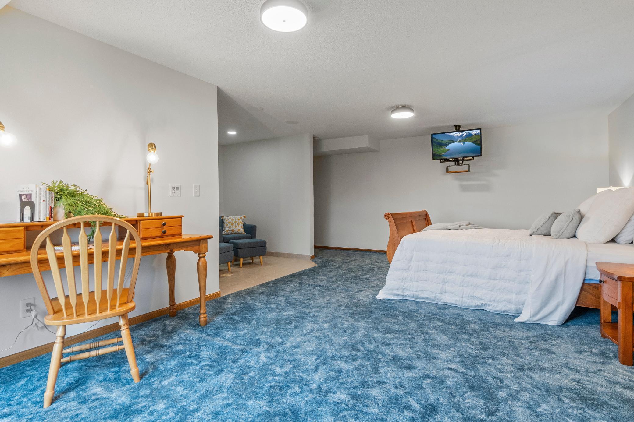 360 Karens Way NW