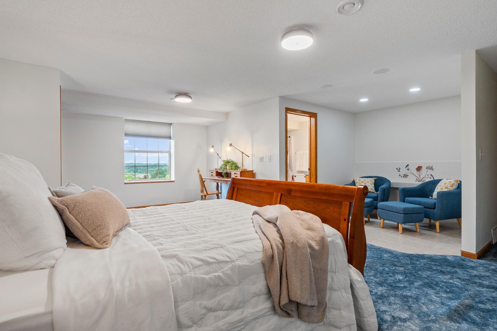 360 Karens Way NW