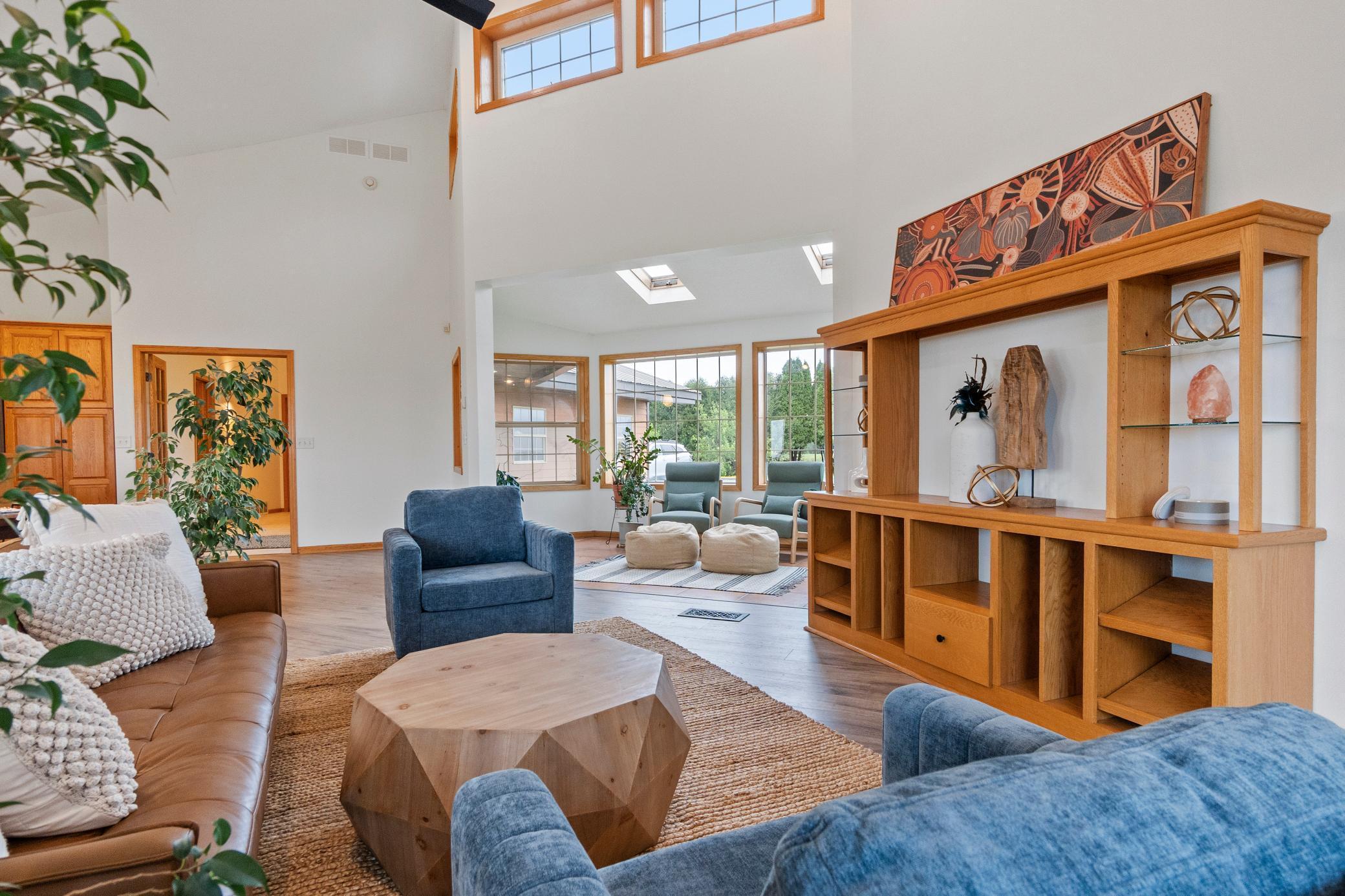 360 Karens Way NW