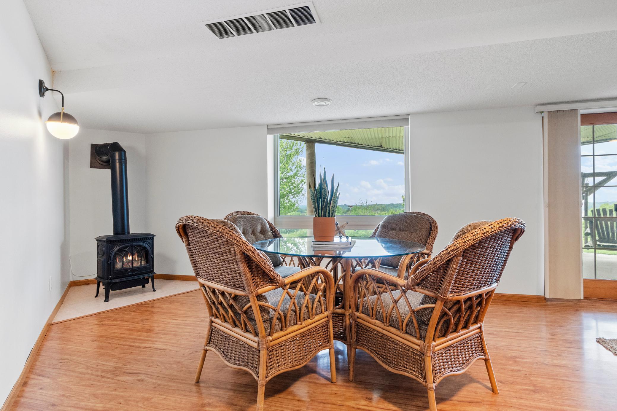 360 Karens Way NW