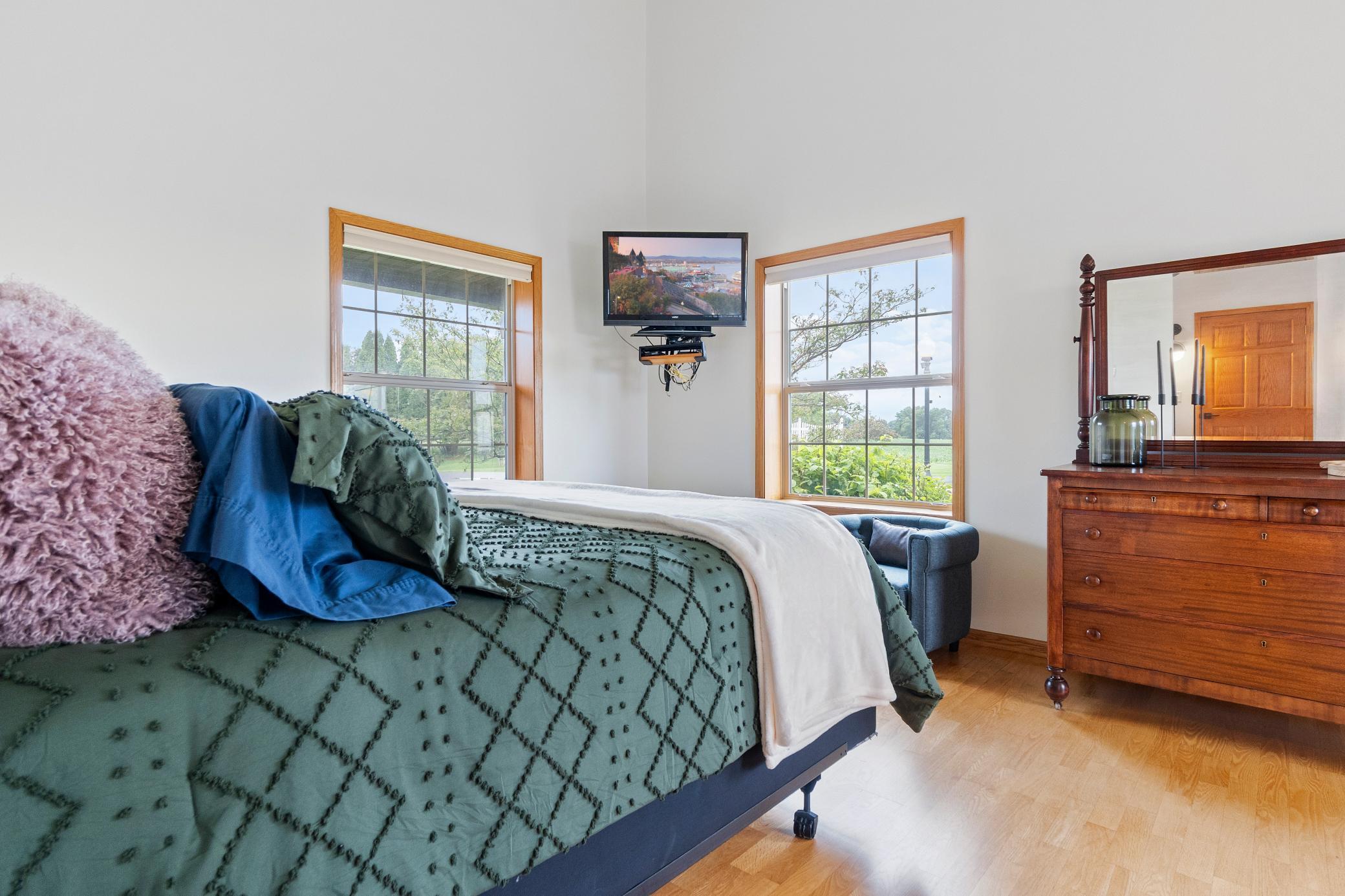 360 Karens Way NW