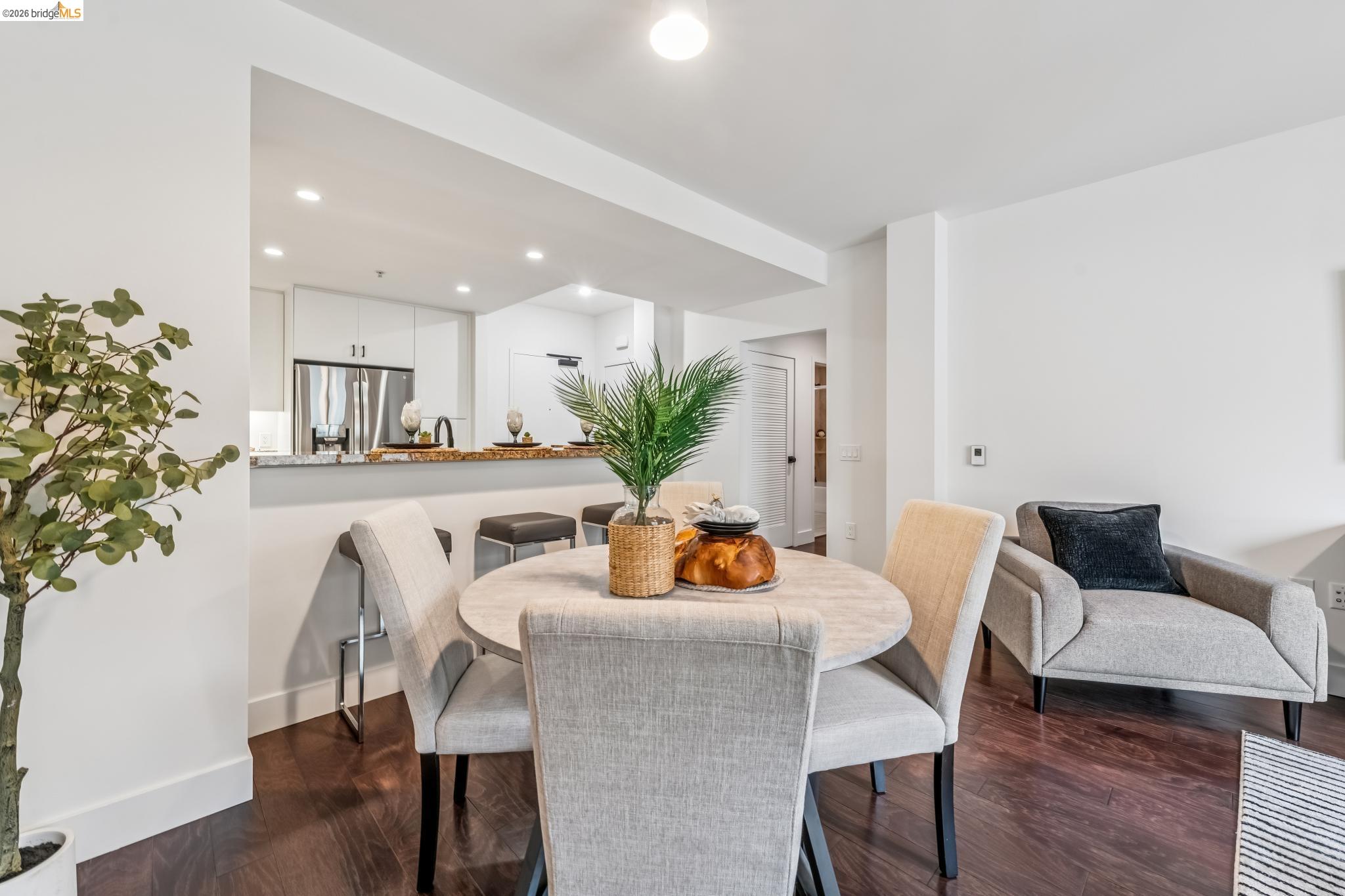 438 W Grand Ave # 717