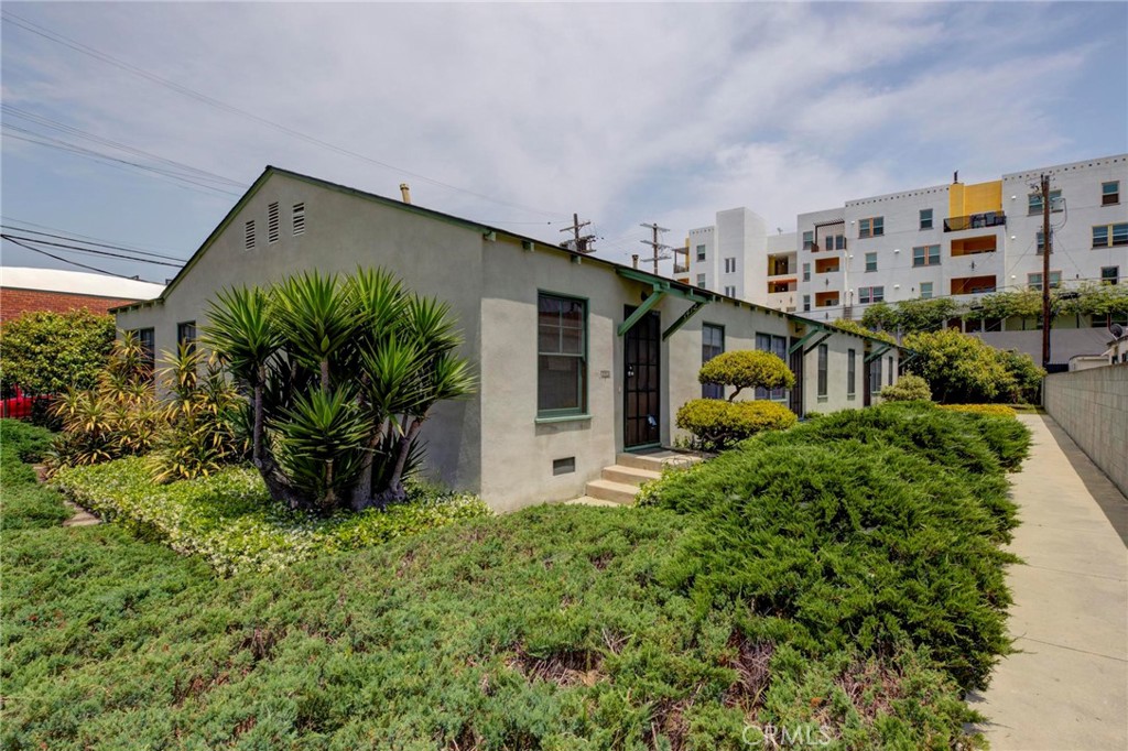 3412 S Victoria Avenue