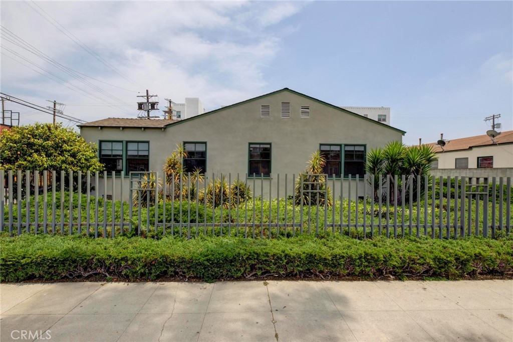 3412 S Victoria Avenue