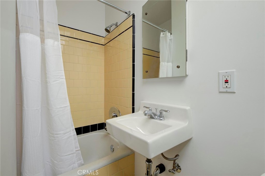 3412 S Victoria Avenue