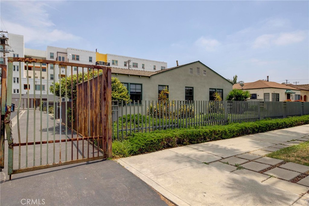 3412 S Victoria Avenue