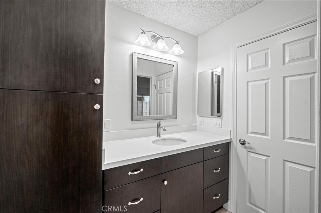 525 N Sycamore Avenue 203