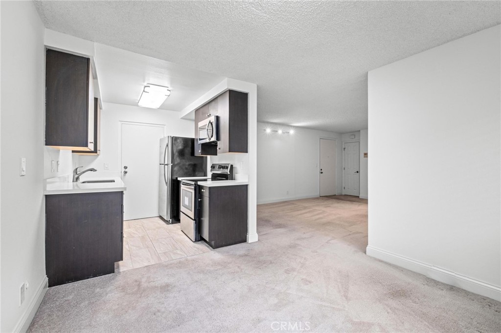 525 N Sycamore Avenue 203