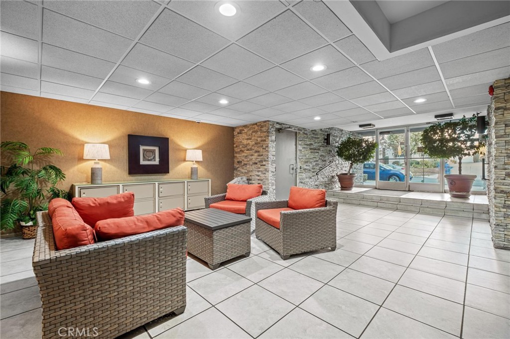 525 N Sycamore Avenue 203