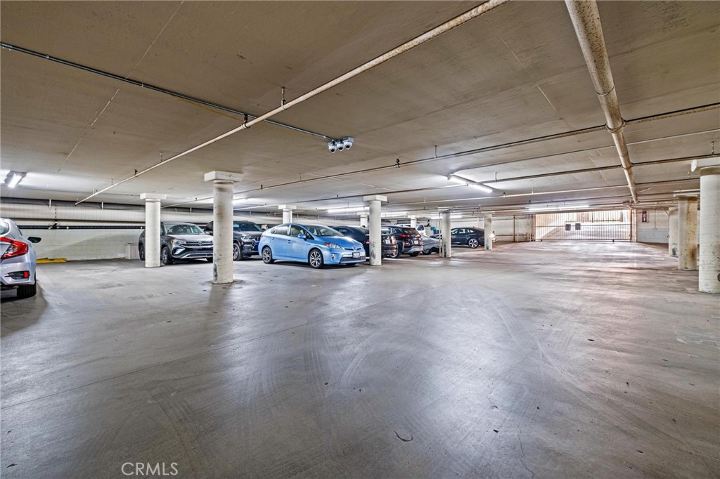 525 N Sycamore Avenue 203