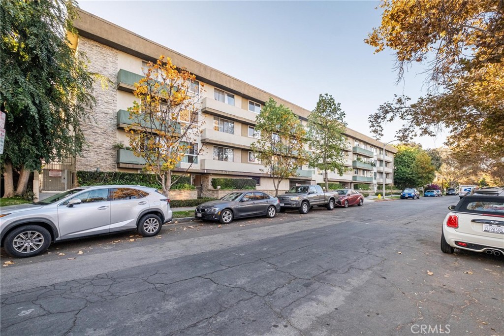 525 N Sycamore Avenue 203