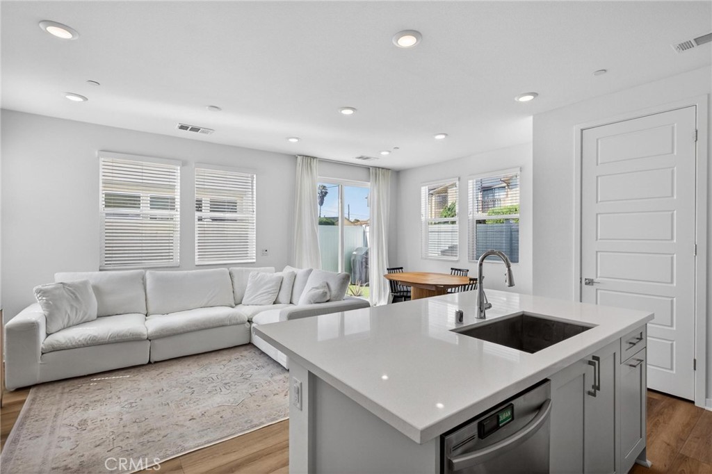 1554 W Plaza Del Amo