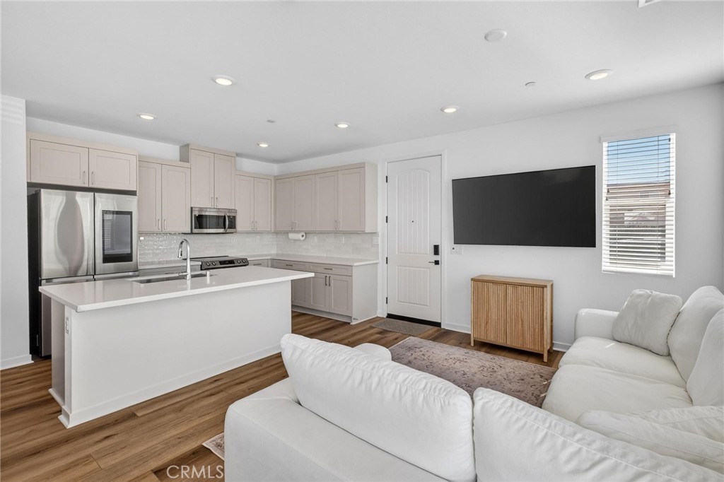 1554 W Plaza Del Amo