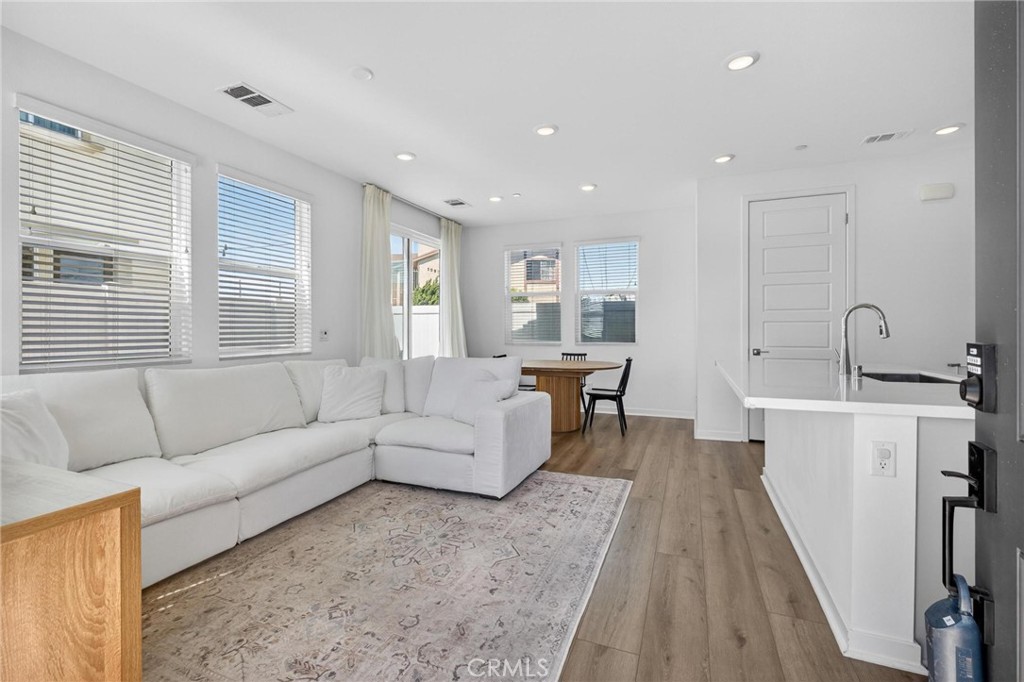 1554 W Plaza Del Amo