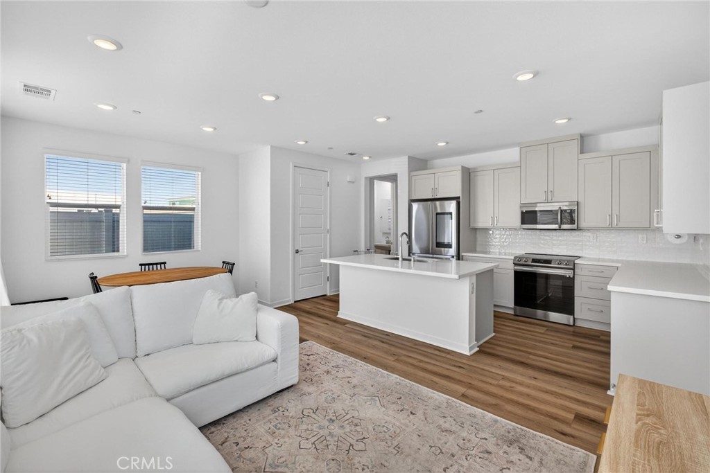 1554 W Plaza Del Amo