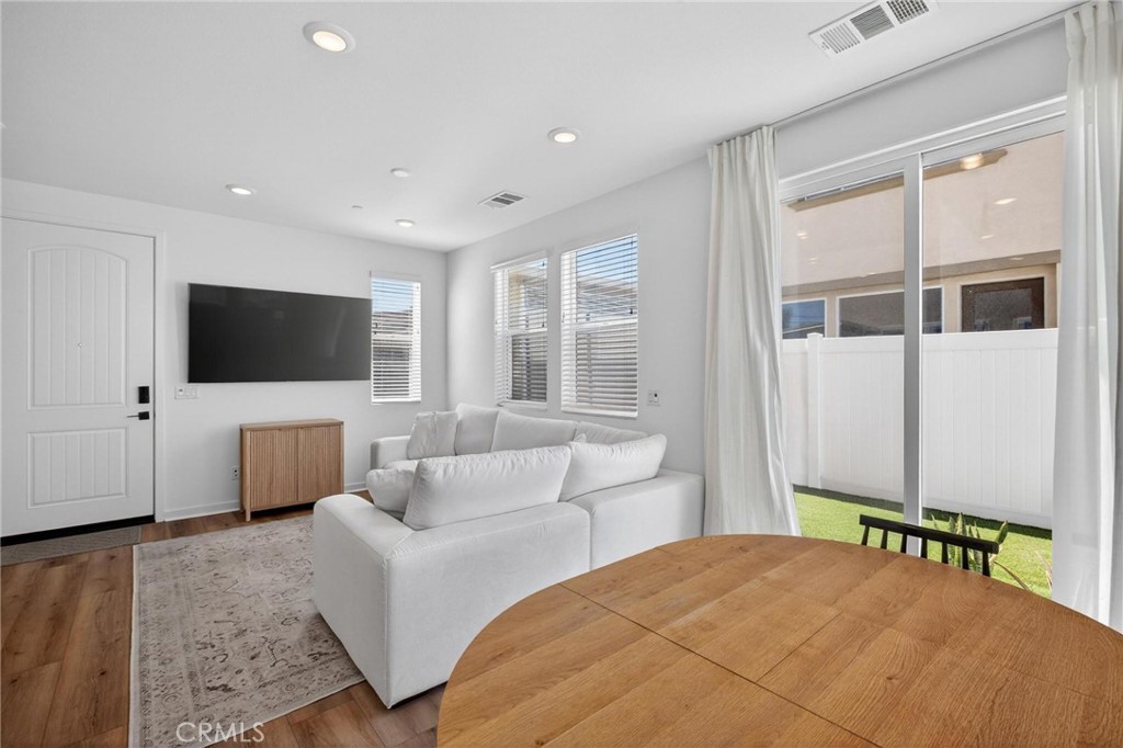 1554 W Plaza Del Amo