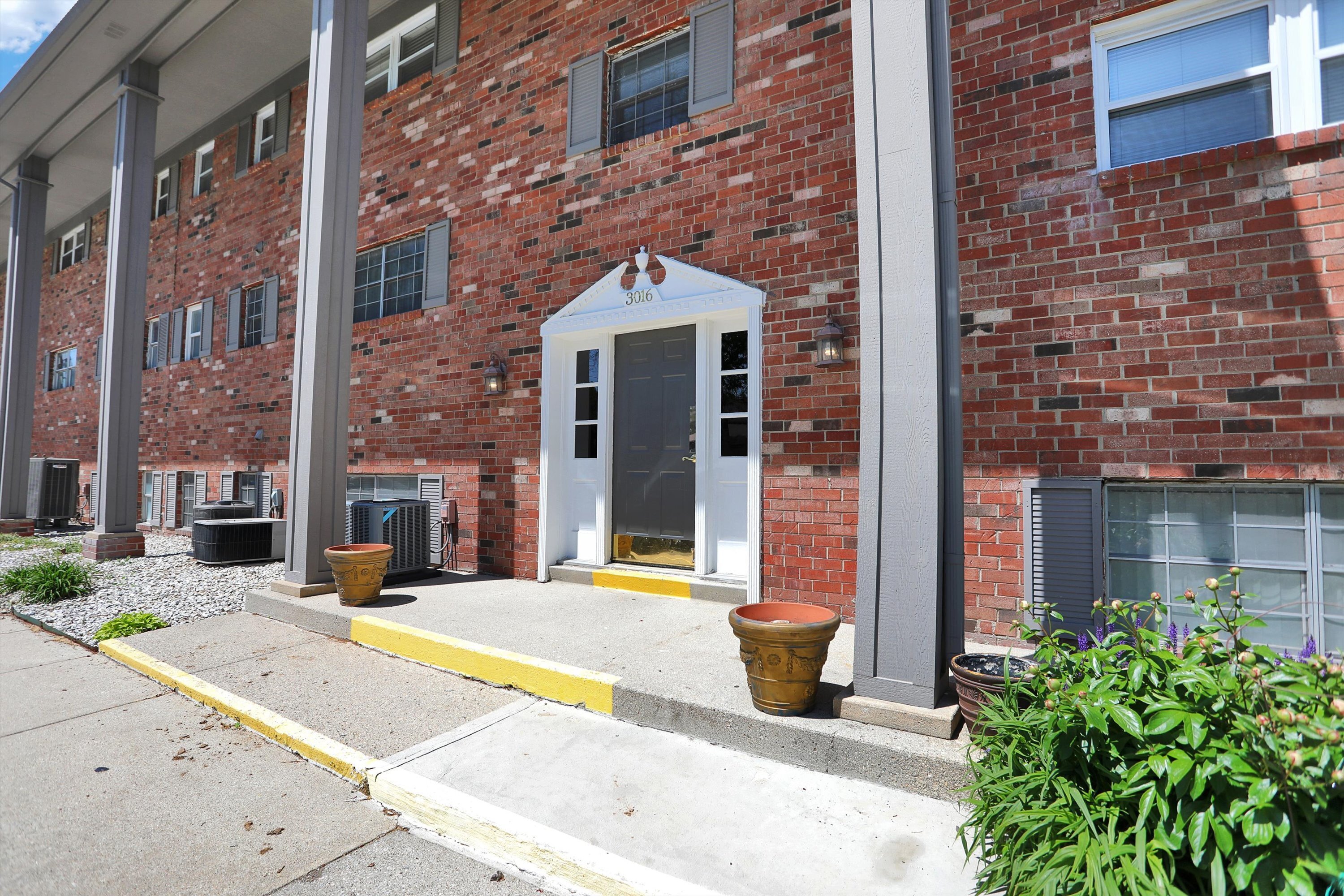 3016 Lake Shore Drive Unit: UNIT F