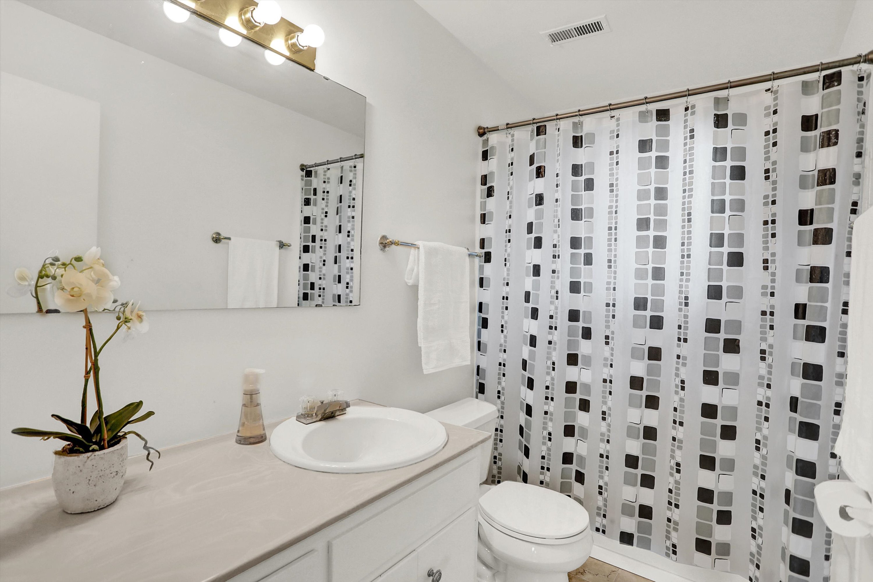 3016 Lake Shore Drive Unit: UNIT F