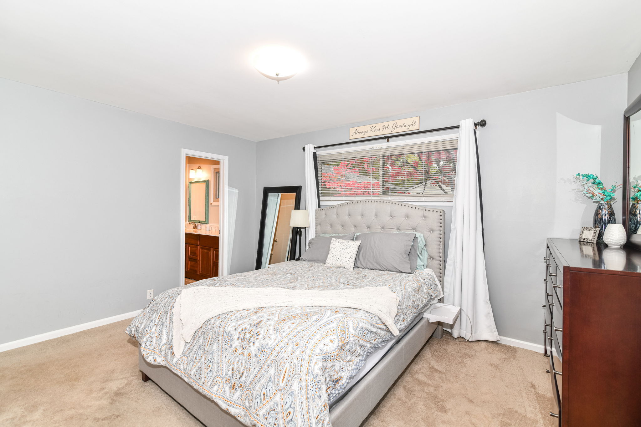 5822 N Dearborn Street