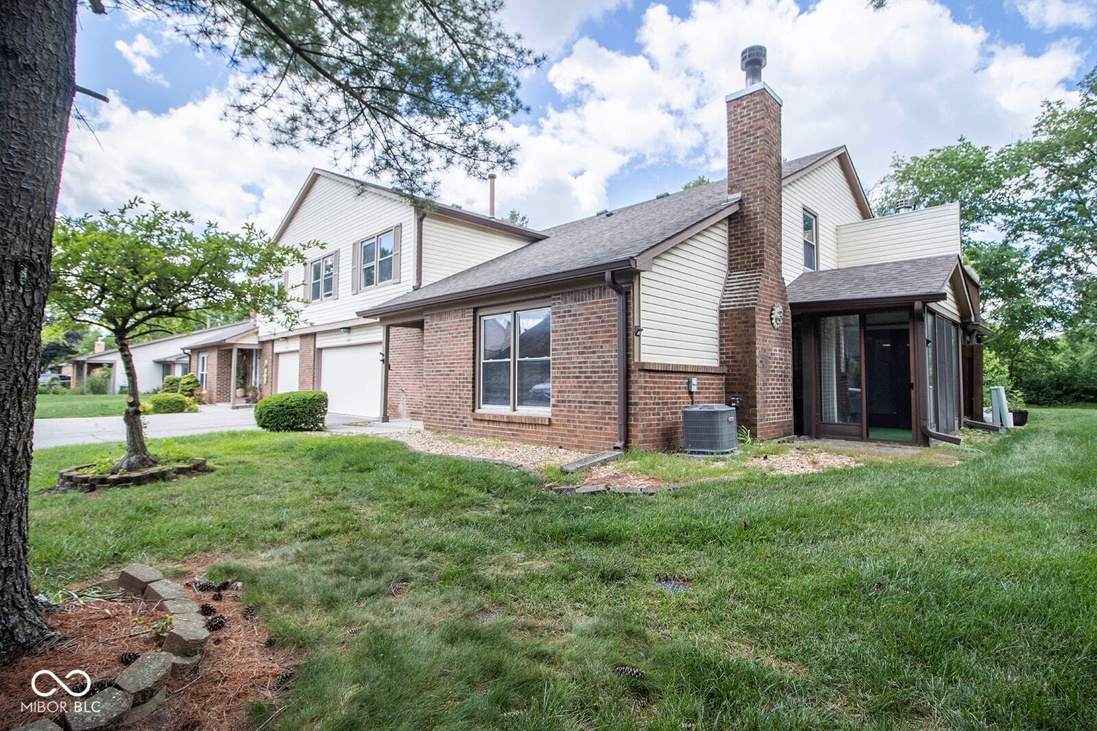 2424 N Willow Way