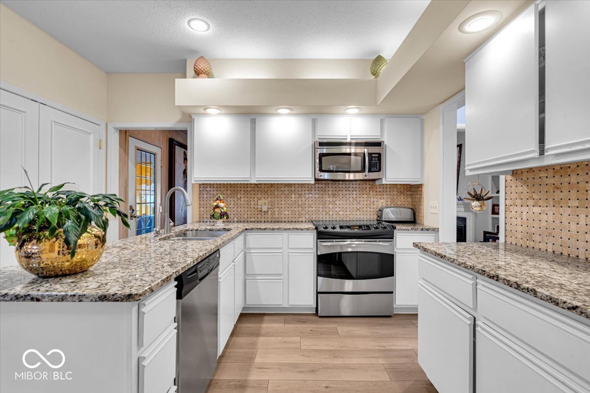 958 Tamarack Cir N Drive