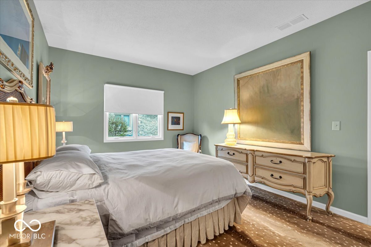 958 Tamarack Cir N Drive