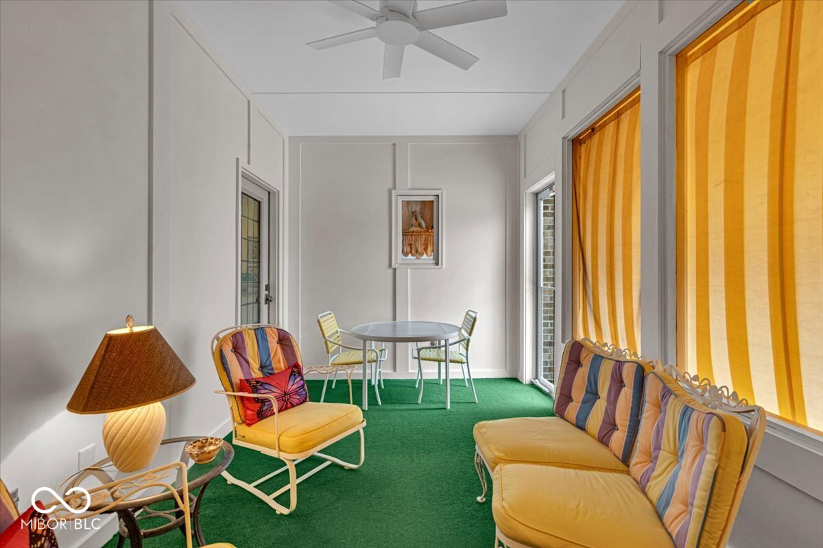 958 Tamarack Cir N Drive