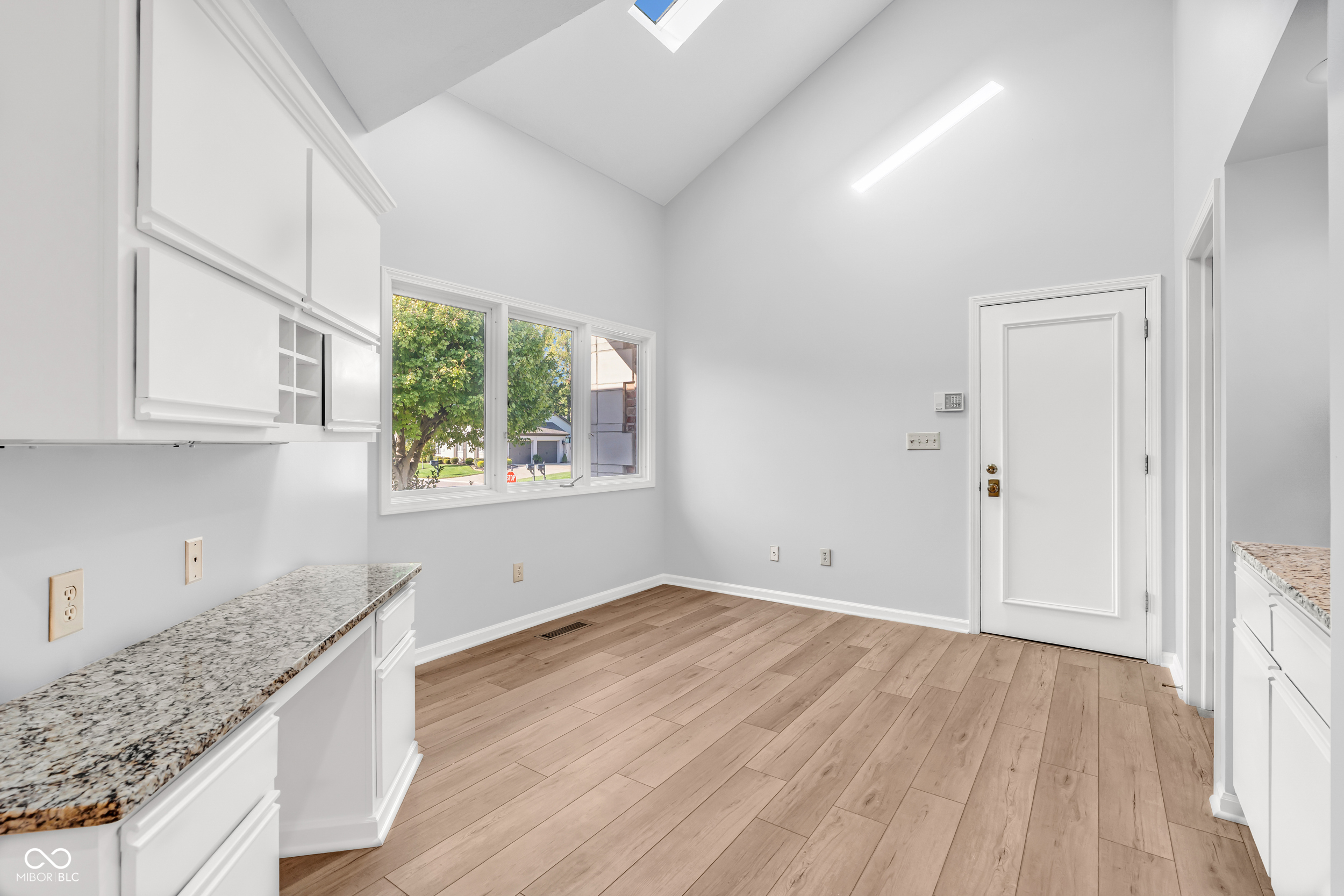 958 Tamarack Cir N Drive