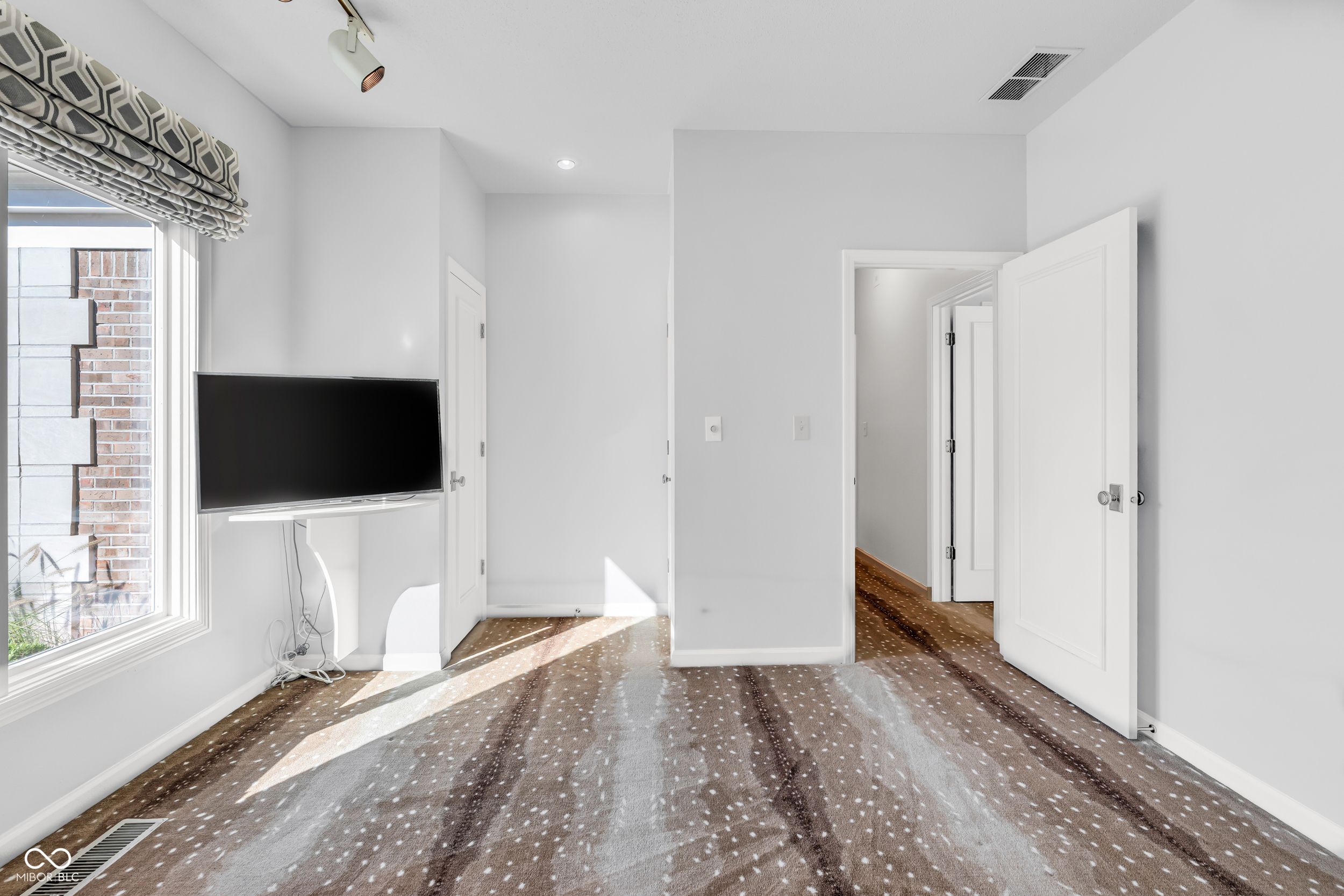 958 Tamarack Cir N Drive