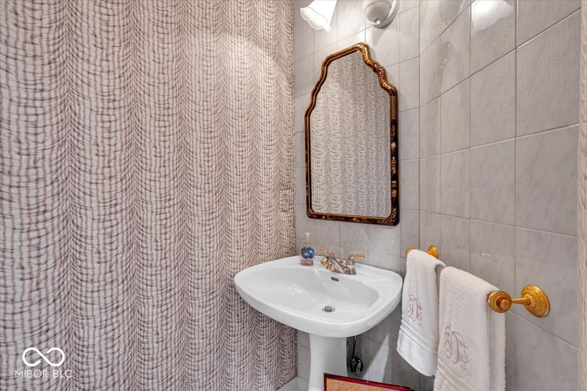 958 Tamarack Cir N Drive