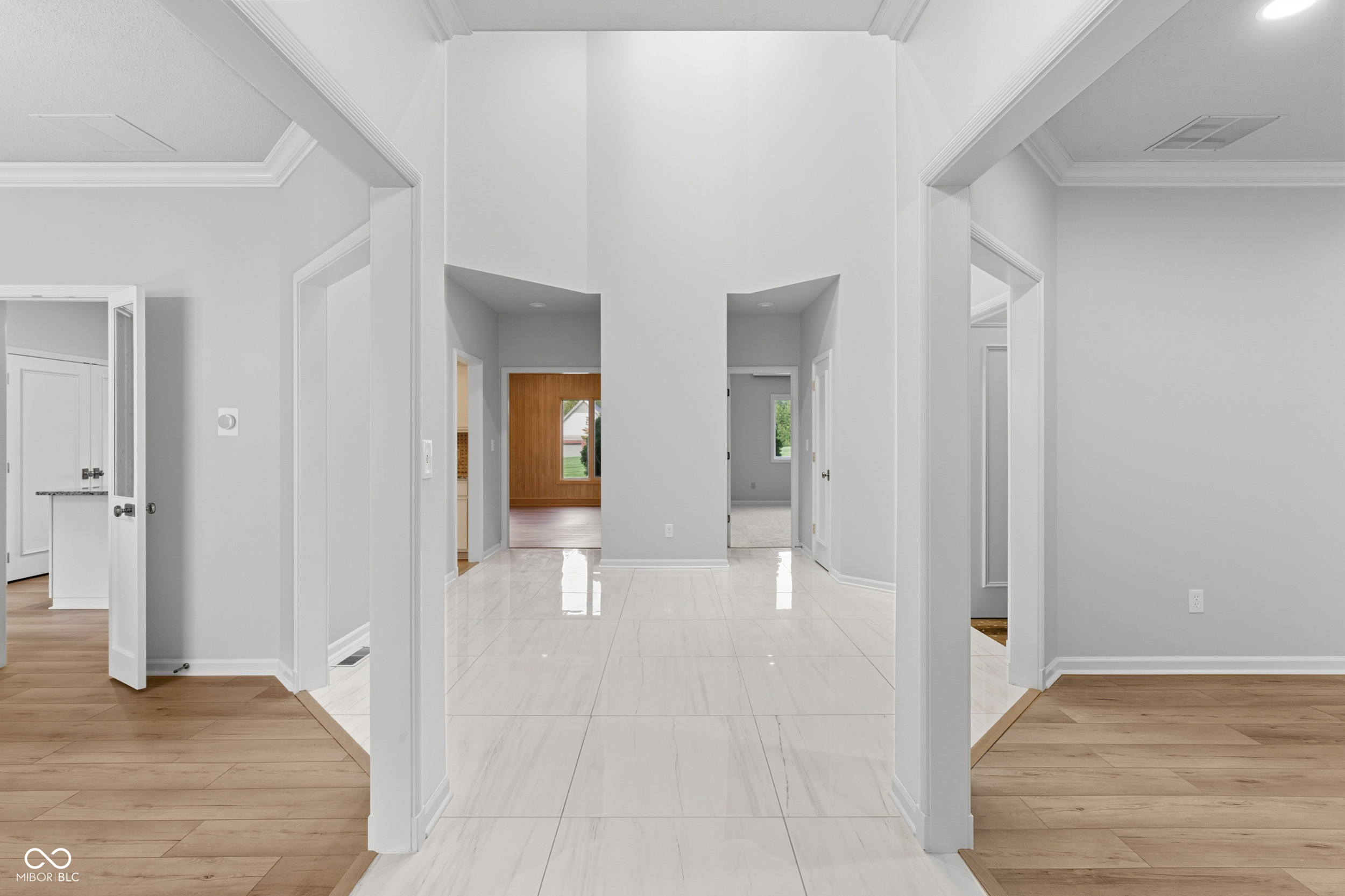 958 Tamarack Cir N Drive