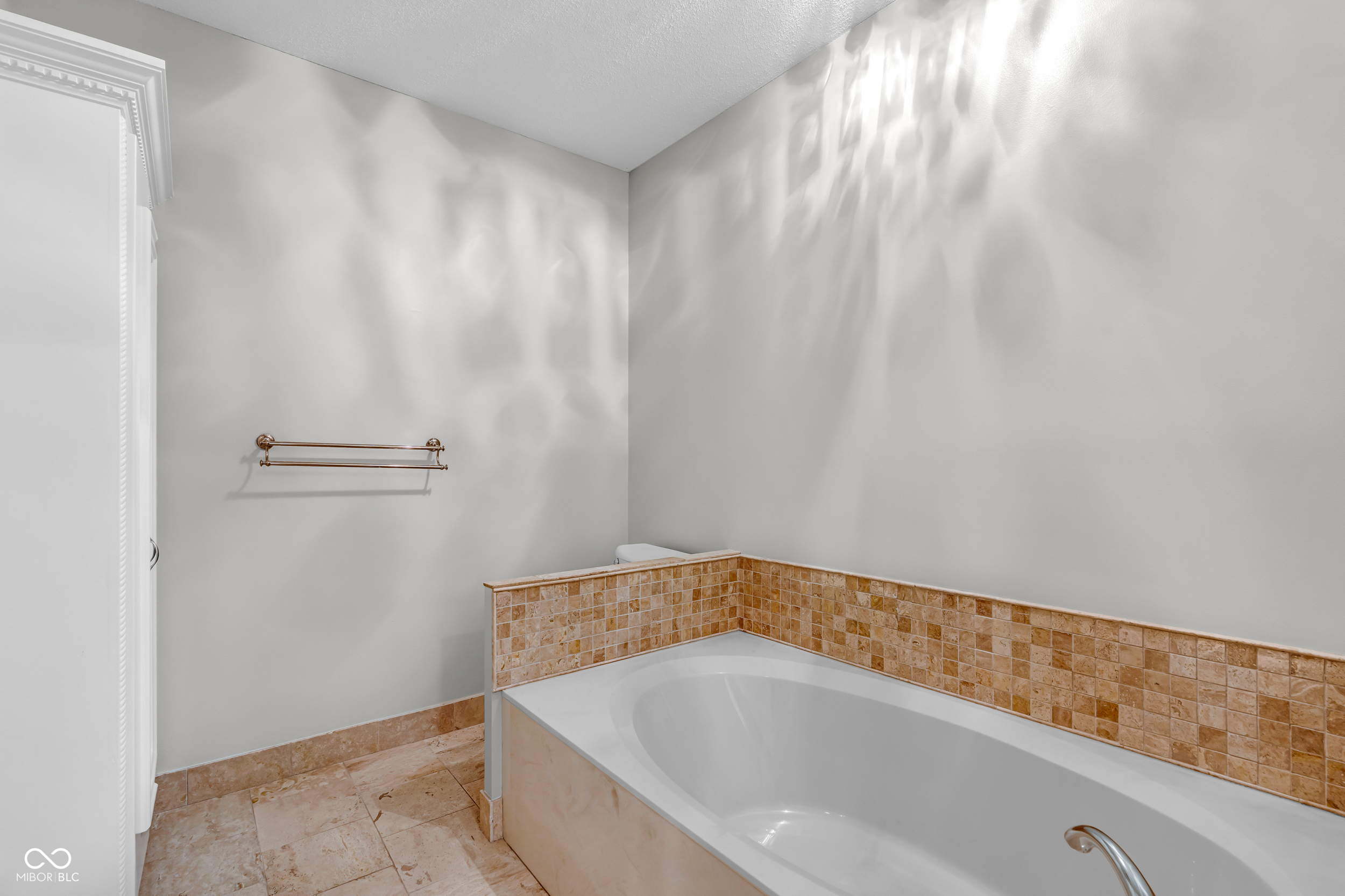 958 Tamarack Cir N Drive