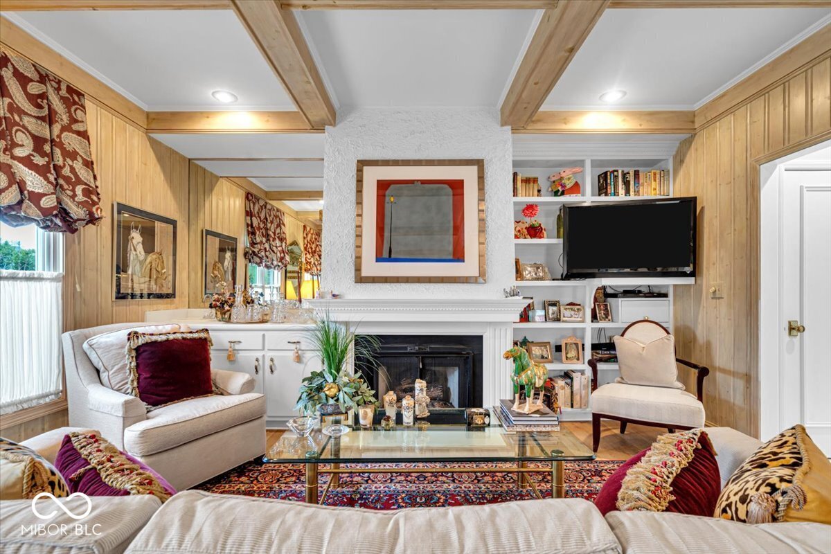 958 Tamarack Cir N Drive