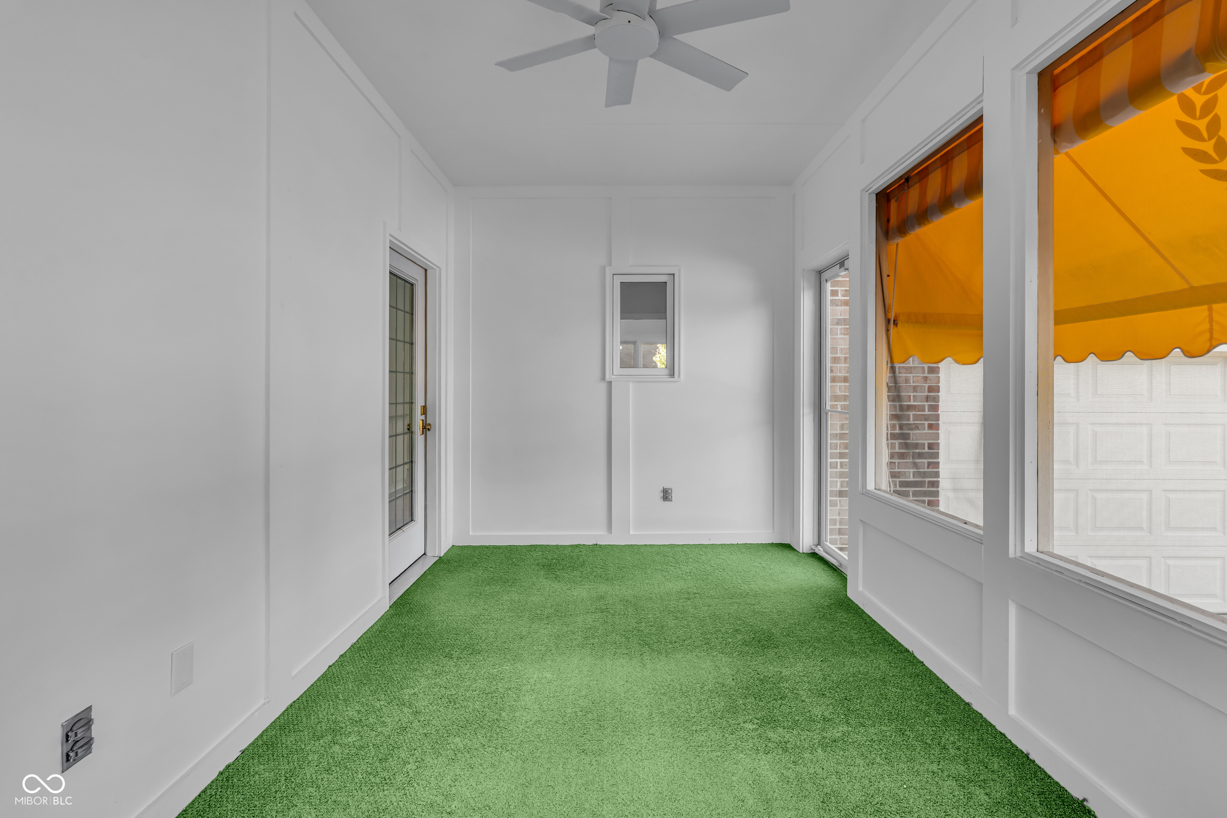 958 Tamarack Cir N Drive