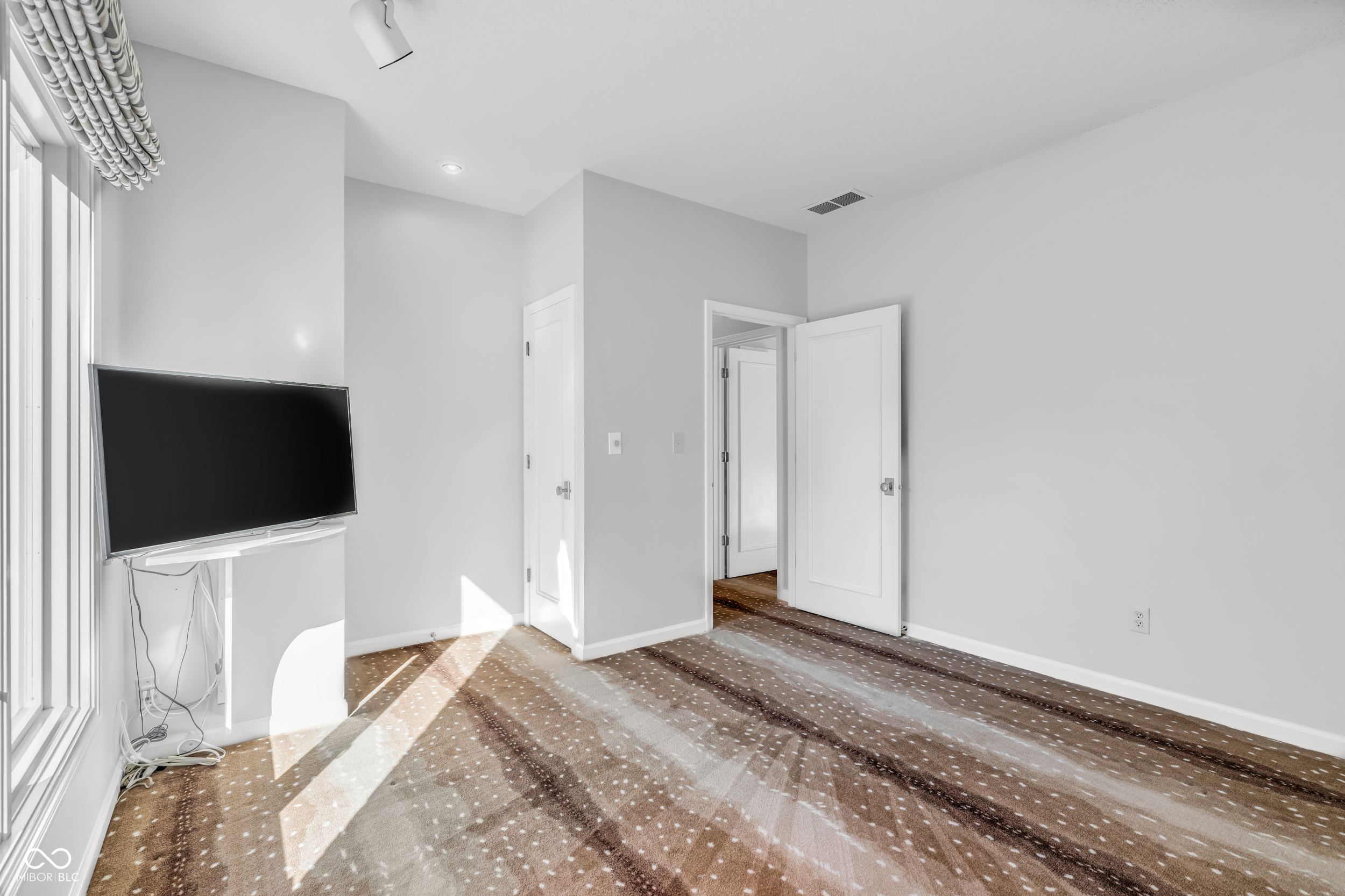 958 Tamarack Cir N Drive