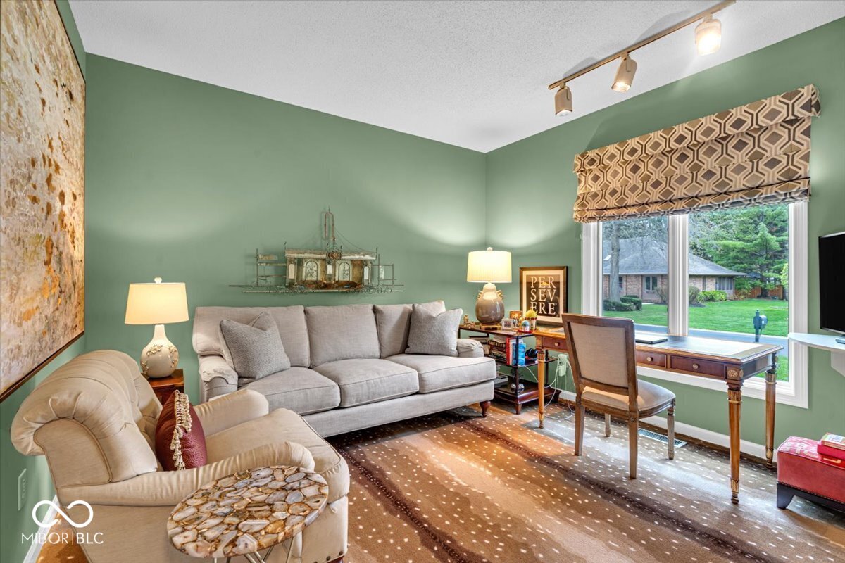 958 Tamarack Cir N Drive