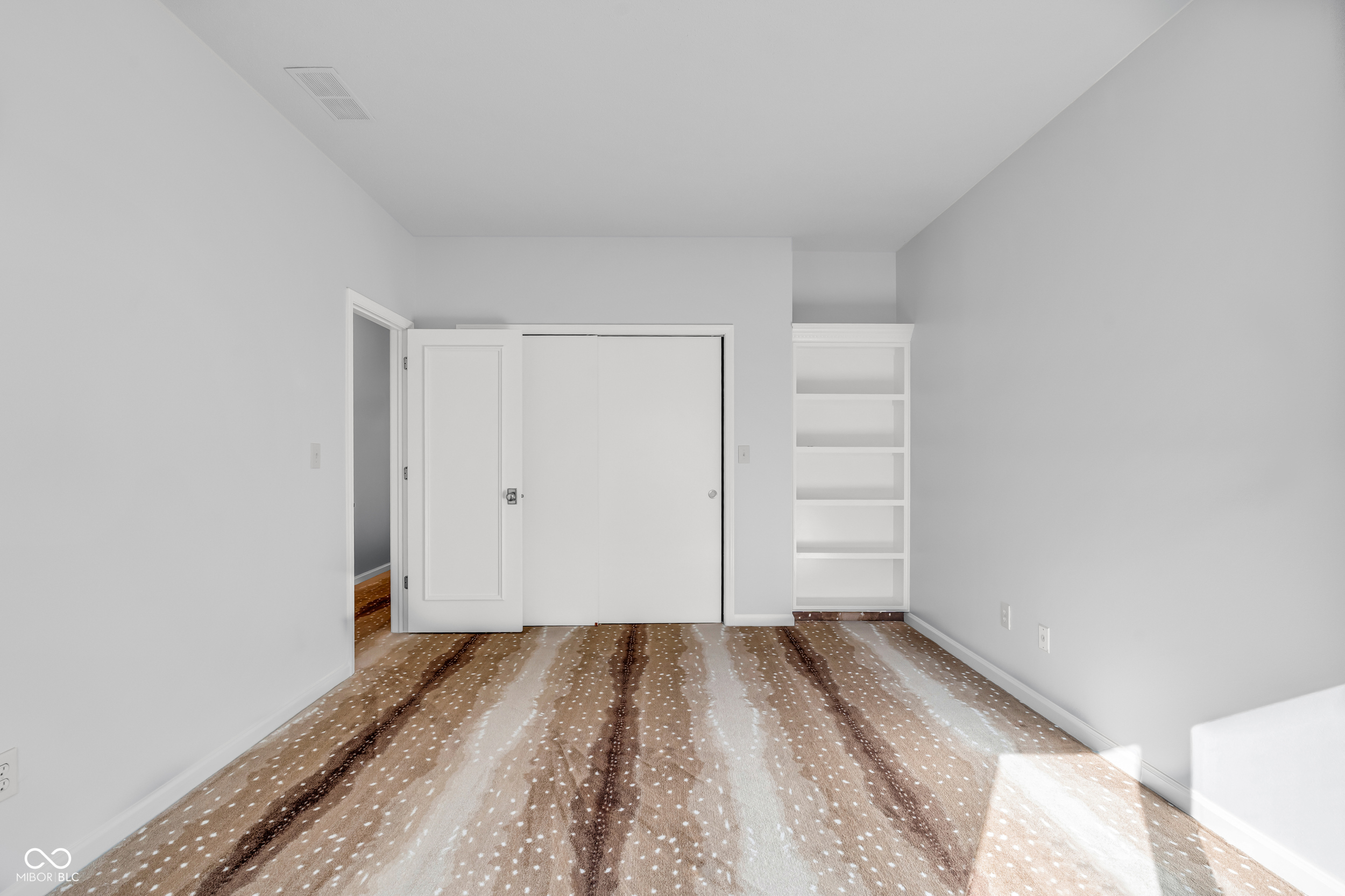 958 Tamarack Cir N Drive