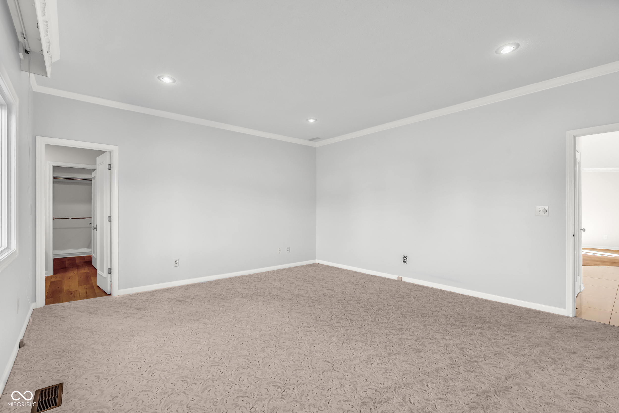 958 Tamarack Cir N Drive